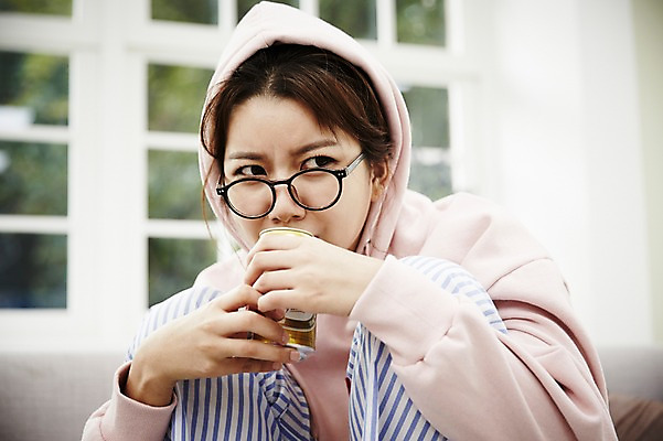 포토 JPG 스튜디오촬영 여자 안경 거실 휴식 맥주 실내 한명 들기 앉기 상반신 20대 성인 앞모습 소파 한국인 자유 마시기 후드티셔츠 싱글라이프 성인여자한명만 안경낌 혼족 국내포토 1 라이프스타일 잡화 뷰포인트 컨셉 티셔츠 의자 모션 주류 사람 동양인 청년 내부 여자한명만 성인여자만 파일형식