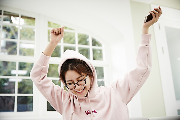 포토 JPG 스튜디오촬영 여자 안경 거실 휴식 실내 한명 미소 앉기 상반신 20대 성인 앞모습 스마트폰 한국인 자유 즐거움 후드티셔츠 싱글라이프 성인여자한명만 안경낌 국내포토 1 라이프스타일 잡화 감정 뷰포인트 컨셉 티셔츠 모션 표정 사람 동양인 청년 내부 핸드폰 스마트기기 여자한명만 성인여자만 파일형식