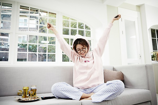 포토 JPG 스튜디오촬영 전신 여자 안경 거실 휴식 맥주 실내 한명 들기 앉기 20대 성인 앞모습 스마트폰 소파 만세 한국인 자유 즐거움 후드티셔츠 싱글라이프 성인여자한명만 안경낌 혼족 국내포토 1 라이프스타일 잡화 감정 뷰포인트 컨셉 티셔츠 의자 모션 주류 사람 동양인 청년 내부 핸드폰 스마트기기 여자한명만 성인여자만 파일형식