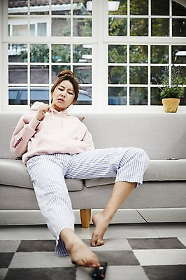 포토 JPG 스튜디오촬영 전신 여자 거실 휴식 실내 한명 앉기 20대 성인 앞모습 소파 한국인 자유 리모컨 먹기 오징어 게으름 안식처 싱글라이프 성인여자한명만 혼족 국내포토 1 라이프스타일 뷰포인트 컨셉 의자 모션 연체동물 사람 동양인 청년 내부 수중동물 여자한명만 성인여자만 파일형식