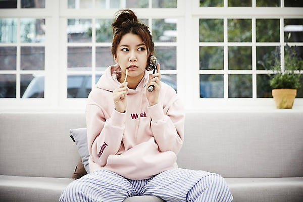 포토 JPG 스튜디오촬영 응시 여자 거실 휴식 실내 한명 들기 앉기 상반신 20대 성인 앞모습 소파 한국인 자유 먹기 오징어 후드티셔츠 안마기 싱글라이프 성인여자한명만 혼족 국내포토 1 라이프스타일 시선 뷰포인트 컨셉 티셔츠 의자 모션 연체동물 사람 동양인 청년 내부 수중동물 여자한명만 성인여자만 파일형식