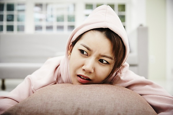포토 JPG 스튜디오촬영 여자 엎드리기 거실 휴식 실내 한명 상반신 20대 성인 앞모습 한국인 짜증 후드티셔츠 황당 싱글라이프 성인여자한명만 국내포토 1 라이프스타일 감정 뷰포인트 컨셉 티셔츠 모션 사람 동양인 청년 내부 여자한명만 성인여자만 파일형식