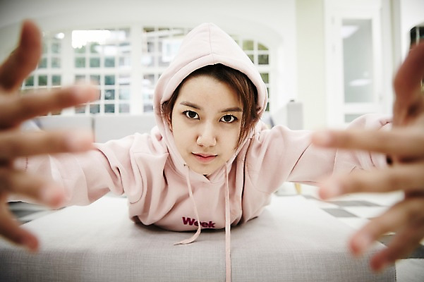 포토 JPG 스튜디오촬영 여자 엎드리기 거실 휴식 실내 한명 손짓 상반신 20대 성인 앞모습 한국인 후드티셔츠 싱글라이프 성인여자한명만 국내포토 1 라이프스타일 뷰포인트 컨셉 티셔츠 모션 사람 동양인 청년 내부 여자한명만 성인여자만 파일형식