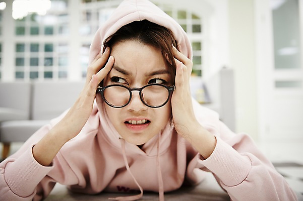 포토 JPG 스튜디오촬영 여자 안경 엎드리기 거실 휴식 실내 한명 상반신 20대 성인 앞모습 한국인 짜증 두통 후드티셔츠 싱글라이프 성인여자한명만 안경낌 국내포토 1 라이프스타일 잡화 감정 뷰포인트 컨셉 티셔츠 모션 사람 동양인 청년 내부 질병 여자한명만 성인여자만 파일형식