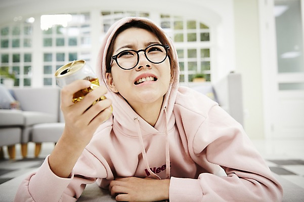 포토 JPG 스튜디오촬영 여자 안경 엎드리기 거실 휴식 실내 한명 상반신 20대 성인 앞모습 한국인 짜증 후드티셔츠 캔맥주 구김 싱글라이프 성인여자한명만 안경낌 혼족 국내포토 1 라이프스타일 잡화 감정 뷰포인트 컨셉 티셔츠 모션 맥주 사람 동양인 청년 내부 캔 여자한명만 성인여자만 파일형식