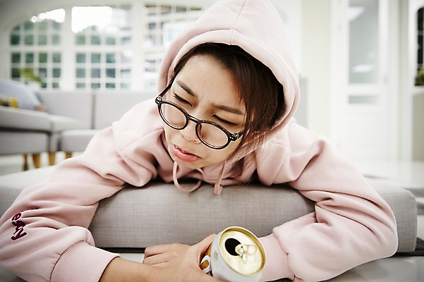 포토 JPG 스튜디오촬영 여자 안경 엎드리기 거실 휴식 실내 한명 상반신 20대 성인 앞모습 한국인 슬픔 짜증 후드티셔츠 캔맥주 싱글라이프 성인여자한명만 안경낌 혼족 국내포토 1 라이프스타일 잡화 감정 뷰포인트 컨셉 티셔츠 모션 맥주 사람 동양인 청년 내부 캔 여자한명만 성인여자만 파일형식