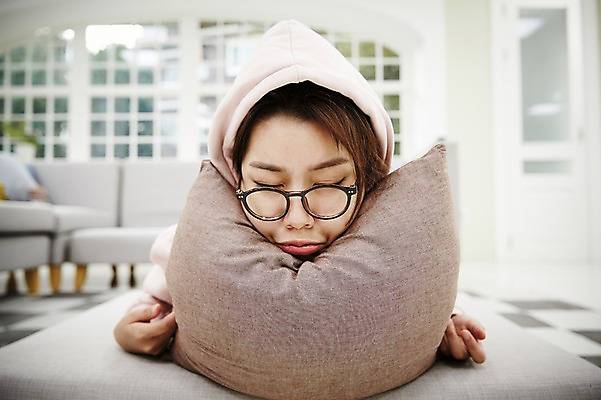 포토 JPG 스튜디오촬영 여자 안경 엎드리기 쿠션 거실 휴식 실내 한명 상반신 20대 성인 앞모습 한국인 슬픔 좌절 후드티셔츠 싱글라이프 성인여자한명만 안경낌 국내포토 1 라이프스타일 잡화 감정 뷰포인트 컨셉 티셔츠 모션 사람 동양인 청년 내부 여자한명만 성인여자만 파일형식