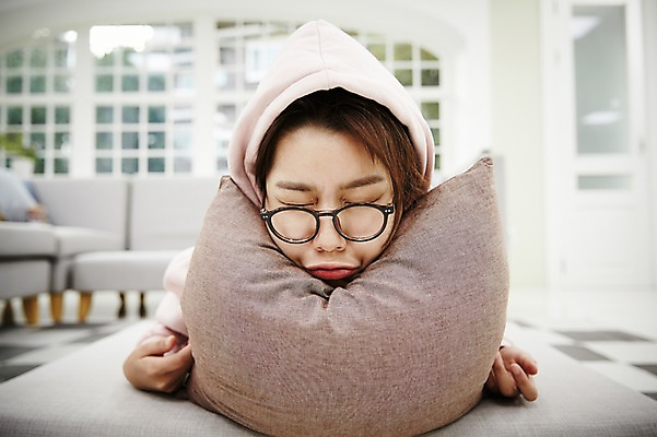 포토 JPG 스튜디오촬영 여자 안경 엎드리기 쿠션 거실 휴식 실내 한명 상반신 20대 성인 앞모습 한국인 슬픔 좌절 후드티셔츠 싱글라이프 성인여자한명만 안경낌 국내포토 1 라이프스타일 잡화 감정 뷰포인트 컨셉 티셔츠 모션 사람 동양인 청년 내부 여자한명만 성인여자만 파일형식