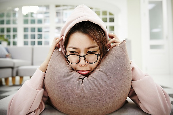 포토 JPG 스튜디오촬영 여자 안경 엎드리기 쿠션 거실 휴식 실내 한명 상반신 20대 성인 앞모습 한국인 슬픔 좌절 후드티셔츠 싱글라이프 성인여자한명만 안경낌 국내포토 1 라이프스타일 잡화 감정 뷰포인트 컨셉 티셔츠 모션 사람 동양인 청년 내부 여자한명만 성인여자만 파일형식