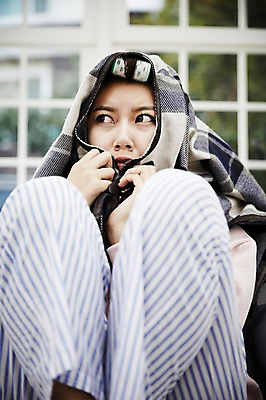 포토 JPG 스튜디오촬영 응시 여자 거실 휴식 실내 한명 앉기 상반신 20대 성인 앞모습 한국인 무서움 담요 헤어롤 뒤집어쓰기 싱글라이프 성인여자한명만 국내포토 1 라이프스타일 시선 감정 뷰포인트 컨셉 모션 사람 동양인 청년 내부 미용용품 여자한명만 성인여자만 파일형식