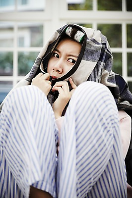 포토 JPG 스튜디오촬영 응시 여자 거실 휴식 실내 한명 앉기 상반신 20대 성인 앞모습 한국인 무서움 담요 헤어롤 뒤집어쓰기 싱글라이프 성인여자한명만 국내포토 1 라이프스타일 시선 감정 뷰포인트 컨셉 모션 사람 동양인 청년 내부 미용용품 여자한명만 성인여자만 파일형식