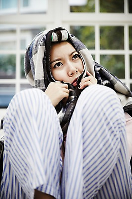 포토 JPG 스튜디오촬영 응시 여자 생각 거실 휴식 실내 한명 앉기 상반신 20대 성인 앞모습 한국인 무서움 담요 헤어롤 뒤집어쓰기 싱글라이프 성인여자한명만 국내포토 1 라이프스타일 시선 감정 뷰포인트 컨셉 모션 사람 동양인 청년 내부 미용용품 여자한명만 성인여자만 파일형식