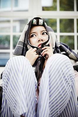 포토 JPG 스튜디오촬영 응시 여자 거실 휴식 실내 한명 앉기 상반신 20대 성인 앞모습 한국인 무서움 담요 헤어롤 뒤집어쓰기 싱글라이프 성인여자한명만 국내포토 1 라이프스타일 시선 감정 뷰포인트 컨셉 모션 사람 동양인 청년 내부 미용용품 여자한명만 성인여자만 파일형식