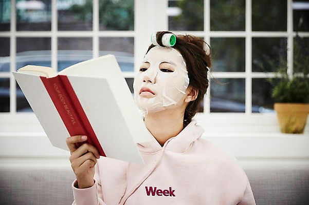 포토 JPG 스튜디오촬영 여자 거실 휴식 실내 한명 들기 앉기 상반신 20대 성인 앞모습 책 한국인 자유 읽기 헤어롤 마스크팩 싱글라이프 성인여자한명만 국내포토 1 라이프스타일 뷰포인트 컨셉 모션 사람 동양인 청년 내부 미용용품 팩 여자한명만 성인여자만 파일형식