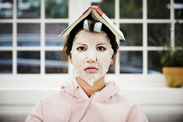 포토 JPG 스튜디오촬영 여자 거실 휴식 실내 한명 앉기 상반신 20대 성인 앞모습 책 한국인 자유 헤어롤 마스크팩 안식처 싱글라이프 성인여자한명만 놓기 국내포토 1 라이프스타일 뷰포인트 컨셉 모션 사람 동양인 청년 내부 미용용품 팩 여자한명만 성인여자만 파일형식