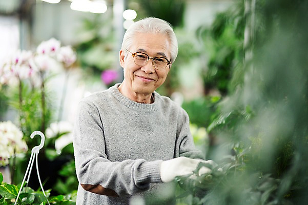 포토 JPG 할아버지 노년 남자 꽃 여유 실내 한명 서기 미소 상반신 앞모습 실버라이프 한국인 60대 꽃집 즐거움 원예 꽃가꾸기 노인남자한명만 국내포토 식물 1 라이프스타일 감정 뷰포인트 모션 표정 사람 동양인 성인 취미 내부 상점 남자한명만 노인남자만 파일형식