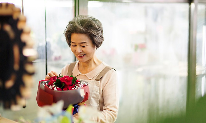 포토 JPG 여자 노년 행복 할머니 여유 꽃다발 실내 한명 서기 미소 들기 상반신 앞모습 실버라이프 한국인 60대 꽃집 원예 만들기 노인여자한명만 국내포토 1 라이프스타일 꽃 감정 뷰포인트 모션 표정 사람 동양인 성인 취미 내부 상점 여자한명만 노인여자만 파일형식