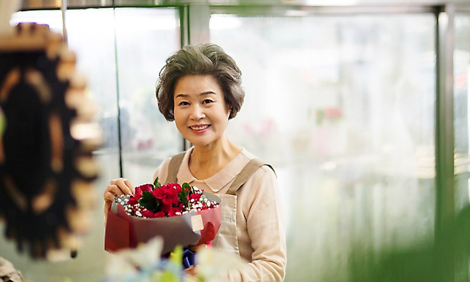포토 JPG 여자 노년 행복 할머니 여유 꽃다발 실내 한명 서기 미소 들기 상반신 앞모습 실버라이프 한국인 60대 꽃집 원예 만들기 노인여자한명만 국내포토 1 라이프스타일 꽃 감정 뷰포인트 모션 표정 사람 동양인 성인 취미 내부 상점 여자한명만 노인여자만 파일형식