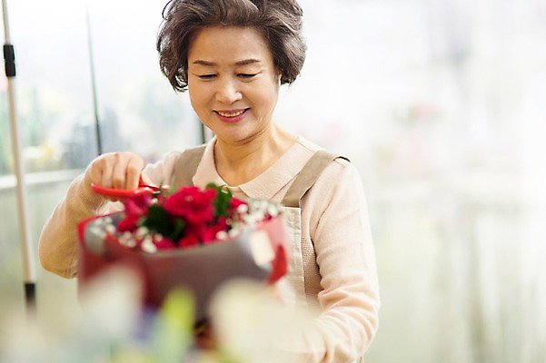 포토 JPG 여자 노년 행복 할머니 여유 꽃다발 실내 한명 서기 미소 들기 상반신 앞모습 실버라이프 한국인 60대 꽃집 원예 만들기 노인여자한명만 국내포토 1 라이프스타일 꽃 감정 뷰포인트 모션 표정 사람 동양인 성인 취미 내부 상점 여자한명만 노인여자만 파일형식