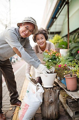포토 JPG 주간 여자 할아버지 노년 남자 화분 할머니 여유 서기 상반신 야외 두명 옆모습 실버라이프 노부부 다정 한국인 60대 꽃집 원예 꽃가꾸기 노인만 국내포토 자연요소 라이프스타일 부부 감정 뷰포인트 컨셉 모션 사람 동양인 성인 취미 상점 성인만 파일형식
