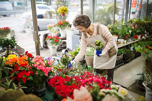 포토 JPG 여자 노년 꽃 화분 할머니 여유 실내 한명 서기 미소 들기 상반신 앞모습 실버라이프 한국인 60대 꽃집 원예 노인여자한명만 국내포토 식물 1 라이프스타일 감정 뷰포인트 모션 표정 사람 동양인 성인 취미 내부 상점 여자한명만 노인여자만 파일형식