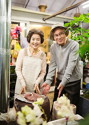 포토 JPG 전신 여자 할아버지 노년 남자 할머니 여유 실내 서기 미소 상반신 두명 앞모습 실버라이프 노부부 다정 한국인 60대 난로 꽃집 원예 고구마 노인만 국내포토 라이프스타일 부부 감정 뷰포인트 컨셉 모션 뿌리채소 표정 사람 동양인 성인 취미 내부 상점 난방기 성인만 파일형식