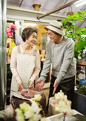 포토 JPG 전신 여자 할아버지 노년 남자 할머니 여유 실내 서기 미소 상반신 두명 앞모습 실버라이프 노부부 다정 한국인 60대 난로 꽃집 원예 고구마 노인만 국내포토 라이프스타일 부부 감정 뷰포인트 컨셉 모션 뿌리채소 표정 사람 동양인 성인 취미 내부 상점 난방기 성인만 파일형식