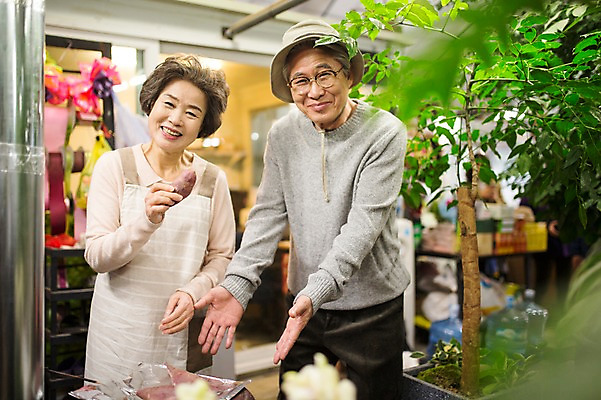 포토 JPG 전신 여자 할아버지 노년 남자 할머니 여유 실내 서기 미소 상반신 두명 앞모습 실버라이프 노부부 다정 한국인 60대 난로 꽃집 원예 고구마 노인만 국내포토 라이프스타일 부부 감정 뷰포인트 컨셉 모션 뿌리채소 표정 사람 동양인 성인 취미 내부 상점 난방기 성인만 파일형식