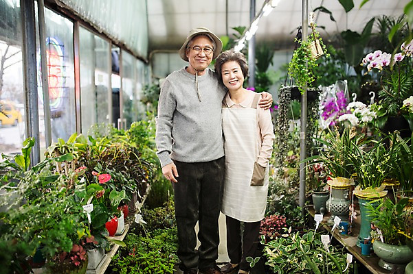 포토 JPG 여자 할아버지 노년 남자 할머니 여유 어깨동무 실내 서기 미소 상반신 두명 앞모습 실버라이프 노부부 다정 한국인 60대 꽃집 원예 노인만 국내포토 라이프스타일 부부 감정 뷰포인트 포즈 컨셉 모션 표정 사람 동양인 성인 취미 내부 상점 성인만 파일형식