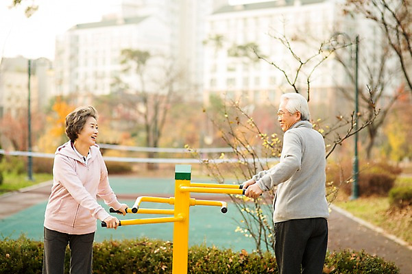 포토 JPG 주간 전신 여자 할아버지 노년 남자 할머니 서기 상반신 야외 두명 옆모습 실버라이프 운동 마주보기 운동기구 노부부 다정 한국인 60대 열정 노인만 국내포토 자연요소 라이프스타일 부부 감정 뷰포인트 컨셉 모션 건강 사람 동양인 성인 헬스 성인만 파일형식