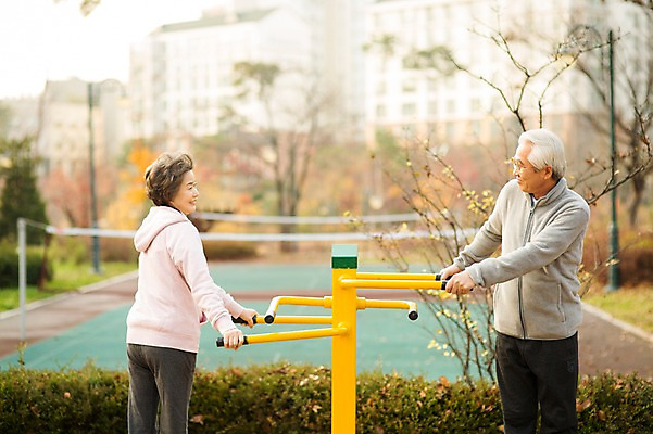포토 JPG 주간 전신 공원 여자 할아버지 노년 남자 할머니 서기 상반신 야외 두명 옆모습 실버라이프 운동 마주보기 운동기구 노부부 다정 한국인 60대 열정 노인만 국내포토 자연요소 라이프스타일 부부 공공시설 감정 뷰포인트 컨셉 모션 건강 사람 동양인 성인 헬스 성인만 파일형식