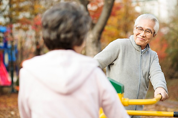 포토 JPG 주간 공원 여자 할아버지 노년 남자 할머니 서기 미소 상반신 야외 두명 앞모습 뒷모습 실버라이프 운동 운동기구 노부부 다정 한국인 60대 열정 노인만 국내포토 자연요소 라이프스타일 부부 공공시설 감정 뷰포인트 컨셉 모션 표정 건강 사람 동양인 성인 헬스 성인만 파일형식
