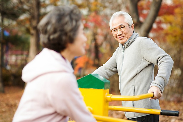 포토 JPG 주간 공원 여자 할아버지 노년 남자 할머니 서기 미소 상반신 야외 두명 옆모습 실버라이프 운동 운동기구 노부부 다정 한국인 60대 열정 노인만 국내포토 자연요소 라이프스타일 부부 공공시설 감정 뷰포인트 컨셉 모션 표정 건강 사람 동양인 성인 헬스 성인만 파일형식