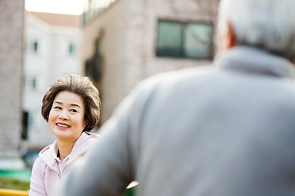포토 JPG 주간 공원 여자 할아버지 노년 남자 할머니 서기 미소 상반신 야외 두명 앞모습 뒷모습 실버라이프 운동 노부부 다정 한국인 60대 열정 노인만 국내포토 자연요소 라이프스타일 부부 공공시설 감정 뷰포인트 컨셉 모션 표정 건강 사람 동양인 성인 성인만 파일형식