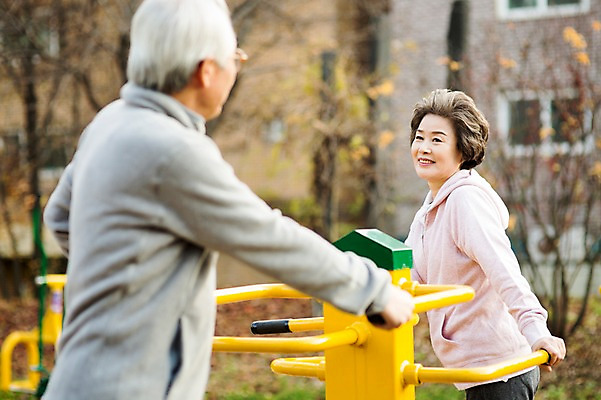 포토 JPG 주간 공원 여자 할아버지 노년 남자 할머니 서기 미소 상반신 야외 두명 옆모습 실버라이프 운동 마주보기 운동기구 노부부 다정 한국인 60대 열정 노인만 국내포토 자연요소 라이프스타일 부부 공공시설 감정 뷰포인트 컨셉 모션 표정 건강 사람 동양인 성인 헬스 성인만 파일형식