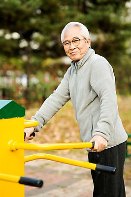 포토 JPG 주간 공원 할아버지 노년 남자 한명 서기 상반신 야외 옆모습 실버라이프 운동 운동기구 한국인 60대 즐거움 열정 노인남자한명만 국내포토 자연요소 1 라이프스타일 공공시설 감정 뷰포인트 모션 건강 사람 동양인 성인 헬스 남자한명만 노인남자만 파일형식