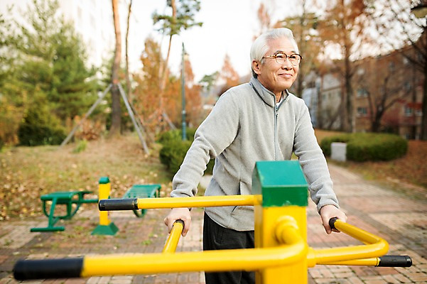 포토 JPG 주간 공원 할아버지 노년 남자 한명 서기 미소 상반신 야외 앞모습 실버라이프 운동 운동기구 한국인 60대 즐거움 열정 노인남자한명만 국내포토 자연요소 1 라이프스타일 공공시설 감정 뷰포인트 모션 표정 건강 사람 동양인 성인 헬스 남자한명만 노인남자만 파일형식