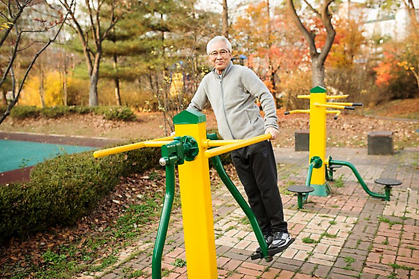 포토 JPG 주간 전신 공원 할아버지 노년 남자 한명 서기 미소 야외 앞모습 실버라이프 운동 운동기구 한국인 60대 즐거움 열정 노인남자한명만 국내포토 자연요소 1 라이프스타일 공공시설 감정 뷰포인트 모션 표정 건강 사람 동양인 성인 헬스 남자한명만 노인남자만 파일형식