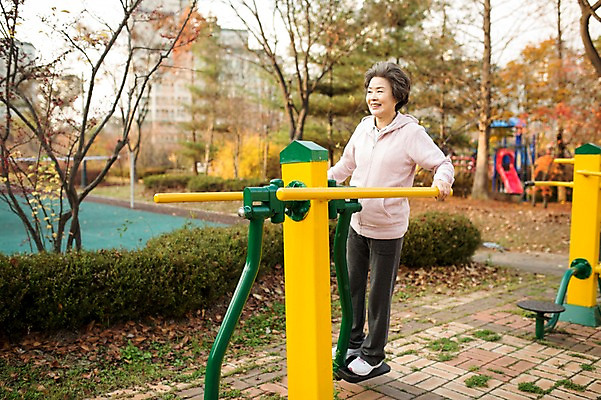 포토 JPG 주간 전신 공원 여자 노년 할머니 한명 서기 야외 앞모습 실버라이프 운동 운동기구 한국인 60대 즐거움 열정 노인여자한명만 국내포토 자연요소 1 라이프스타일 공공시설 감정 뷰포인트 모션 건강 사람 동양인 성인 헬스 여자한명만 노인여자만 파일형식