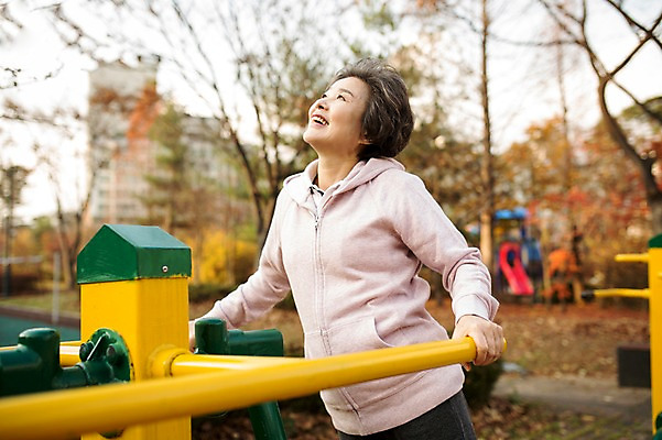포토 JPG 주간 공원 여자 노년 할머니 한명 서기 미소 상반신 야외 앞모습 실버라이프 운동 운동기구 한국인 60대 즐거움 열정 노인여자한명만 국내포토 자연요소 1 라이프스타일 공공시설 감정 뷰포인트 모션 표정 건강 사람 동양인 성인 헬스 여자한명만 노인여자만 파일형식