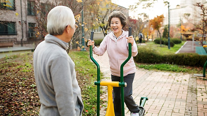 포토 JPG 주간 공원 여자 할아버지 노년 남자 할머니 서기 미소 상반신 야외 두명 앞모습 뒷모습 실버라이프 운동 운동기구 노부부 다정 한국인 60대 열정 노인만 국내포토 자연요소 라이프스타일 부부 공공시설 감정 뷰포인트 컨셉 모션 표정 건강 사람 동양인 성인 헬스 성인만 파일형식