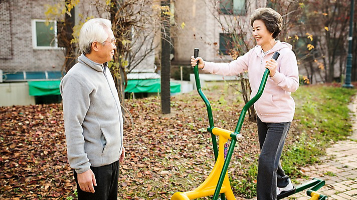 포토 JPG 주간 공원 여자 할아버지 노년 남자 할머니 서기 미소 상반신 야외 두명 옆모습 실버라이프 운동 운동기구 노부부 다정 한국인 60대 열정 노인만 국내포토 자연요소 라이프스타일 부부 공공시설 감정 뷰포인트 컨셉 모션 표정 건강 사람 동양인 성인 헬스 성인만 파일형식