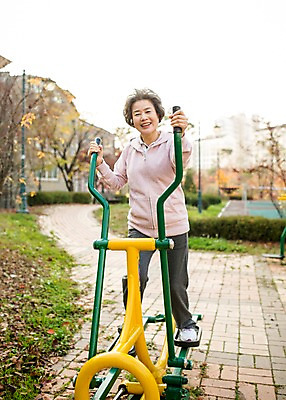 포토 JPG 주간 전신 공원 여자 노년 할머니 한명 미소 야외 앞모습 실버라이프 운동 운동기구 한국인 60대 즐거움 열정 노인여자한명만 국내포토 자연요소 1 라이프스타일 공공시설 감정 뷰포인트 표정 건강 사람 동양인 성인 헬스 여자한명만 노인여자만 파일형식