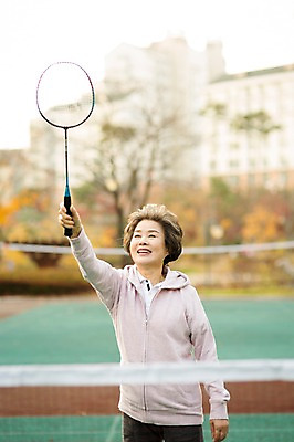 포토 JPG 주간 공원 여자 노년 할머니 한명 서기 미소 상반신 야외 앞모습 실버라이프 운동 한국인 60대 즐거움 열정 배드민턴 노인여자한명만 국내포토 자연요소 1 라이프스타일 공공시설 감정 뷰포인트 모션 표정 건강 사람 동양인 성인 구기 여자한명만 노인여자만 파일형식