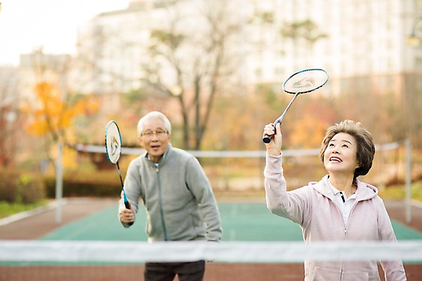 포토 JPG 주간 공원 여자 할아버지 노년 남자 할머니 미소 상반신 야외 두명 앞모습 실버라이프 운동 노부부 다정 한국인 60대 열정 배드민턴 노인만 국내포토 자연요소 라이프스타일 부부 공공시설 감정 뷰포인트 컨셉 표정 건강 사람 동양인 성인 구기 성인만 파일형식