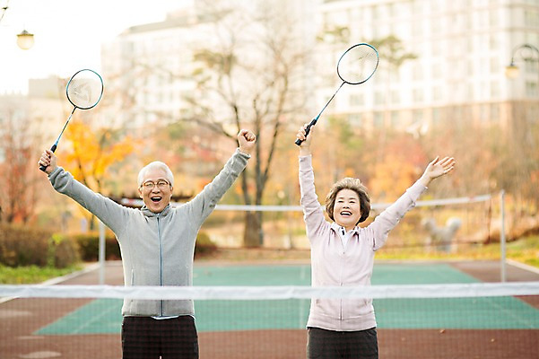 포토 JPG 주간 공원 여자 할아버지 노년 남자 할머니 서기 상반신 야외 두명 앞모습 실버라이프 운동 노부부 다정 만세 한국인 60대 즐거움 열정 배드민턴 노인만 국내포토 자연요소 라이프스타일 부부 공공시설 감정 뷰포인트 컨셉 모션 건강 사람 동양인 성인 구기 성인만 파일형식