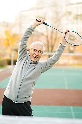 포토 JPG 주간 공원 할아버지 노년 남자 한명 미소 상반신 야외 앞모습 실버라이프 운동 만세 한국인 60대 즐거움 열정 배드민턴 노인남자한명만 국내포토 자연요소 1 라이프스타일 공공시설 감정 뷰포인트 모션 표정 건강 사람 동양인 성인 구기 남자한명만 노인남자만 파일형식