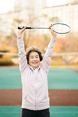 포토 JPG 주간 공원 여자 노년 할머니 한명 미소 들기 상반신 야외 앞모습 실버라이프 운동 스트레칭 만세 한국인 60대 즐거움 열정 배드민턴 노인여자한명만 국내포토 자연요소 1 라이프스타일 공공시설 감정 뷰포인트 모션 표정 건강 사람 동양인 성인 구기 여자한명만 노인여자만 파일형식