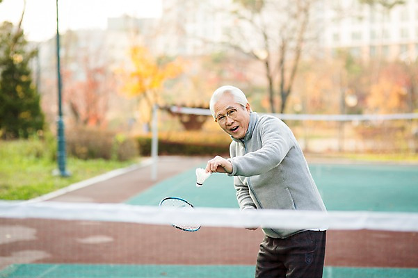포토 JPG 주간 공원 할아버지 노년 남자 한명 미소 상반신 야외 앞모습 실버라이프 운동 한국인 60대 즐거움 열정 배드민턴 노인남자한명만 국내포토 자연요소 1 라이프스타일 공공시설 감정 뷰포인트 표정 건강 사람 동양인 성인 구기 남자한명만 노인남자만 파일형식