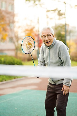 포토 JPG 주간 공원 할아버지 노년 남자 한명 서기 미소 상반신 야외 앞모습 실버라이프 운동 한국인 60대 즐거움 열정 배드민턴 노인남자한명만 국내포토 자연요소 1 라이프스타일 공공시설 감정 뷰포인트 모션 표정 건강 사람 동양인 성인 구기 남자한명만 노인남자만 파일형식